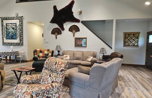 Wautoma House | New 4-bedroom for rent during EAA! Sleeps 17, large loft and three bedrooms!
