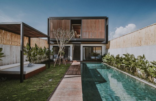 Berawa Villa | NEW 4 BR 5 MIN WALK TO BERAWA BEACH ENCLOSED LIVNG
