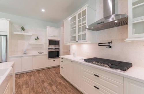 Tomball House | New 4bdr in Gated Comm + HUGE Summer Kitchen Area