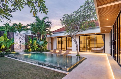 Batu Bolong House | New 4BDR King Bed Villa - Pool WIFI Parking
