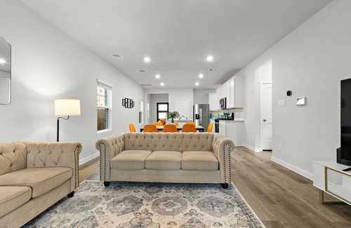 Magnolia House | NEW 4BR Retreat with Game Room + 75” TV Near The Woodlands Trails & Shops