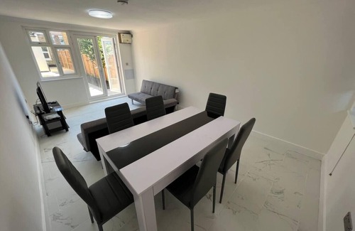 Addiscombe House | New 5-Bed & 4 bathroom House in Croydon