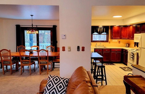Bushkill House | NEW! 5 Star Gated Community. Wifi, Games, Fire Pit, 5 Smart TVs, Towels/Linens!