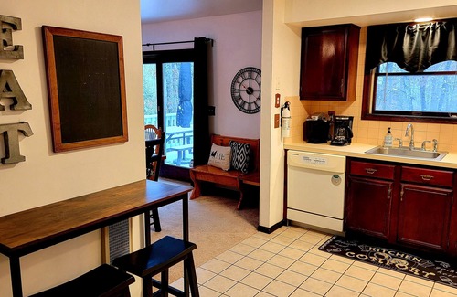 Bushkill House | NEW! 5 Star Gated Community. Wifi, Games, Fire Pit, 5 Smart TVs, Towels/Linens!