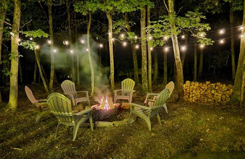 Bushkill House | NEW! 5 Star Gated Community. Wifi, Games, Fire Pit, 5 Smart TVs, Towels/Linens!