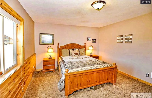 Island Park House | New, 5Br 3Ba Log Home Minutes From Yellowstone Park.
