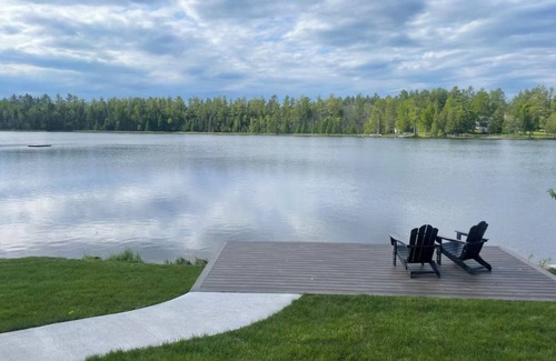 Loretto House | New 6 bedroom Lake Front Home- Theatre Room- Poker - FirePit- Kayak/Paddleboards
