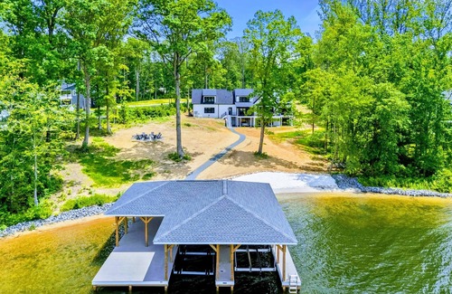 Bumpass House | NEW 6BR Lakefront Lake Anna, Beach, Dock, Deck Views