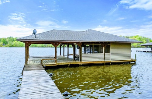Livingston House | NEW 6BR Lakefront Lake Anna 5 Suites, Dock, Hot Tub