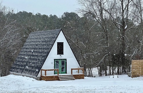 Clarkson Cabin | NEW A-Frame Stay Awhile near Mammoth Cave National Park & <1 mi to Nolin Lake!