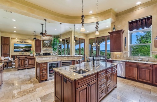 Comanche Trail House | NEW Above Palms I Pool&Spa I Views I Lake Travis I Family Fun I Services
