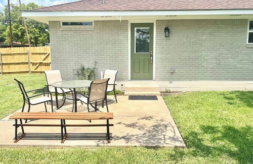 Brenham House | NEW! Air Brenham 1mi to downtown! Pet Friendly!