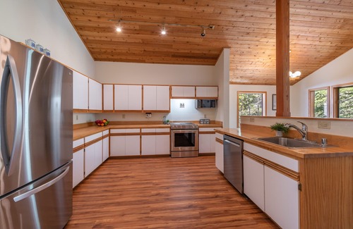 Alpine Meadows House | ~New~Alpine Meadows Base Camp, Walk to Hiking Trails, Ski Shuttle Avail.