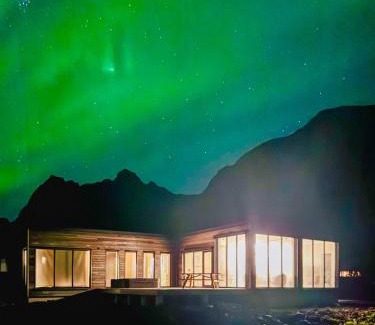 Vagan House | New amazing cabin with spectacular view and jacuzzi in the heart of Lofoten
