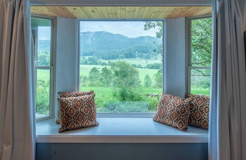 Boone House | NEW! Amazing Views & 2 porches. 2 Dens. Fire Pit. Hot Tub. Game Room. Smart TVs