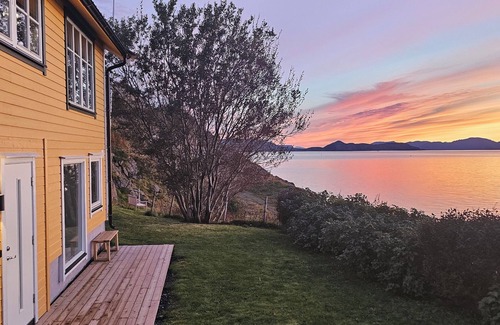Hammerfest Apartment | New and modern, with a view. By the city center.