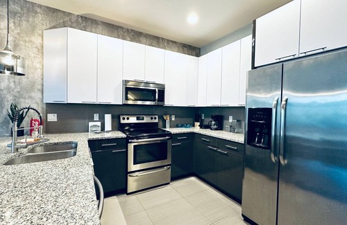 Silver Creek House | NEW and Stylish Townhouse - 13miles from DISNEY Complex