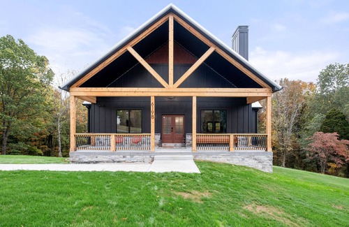 Taswell House | NEW at PATOKA lake! Big HOT TUB close to ramp POOL TABLE withn3 MASTER bedrooms!
