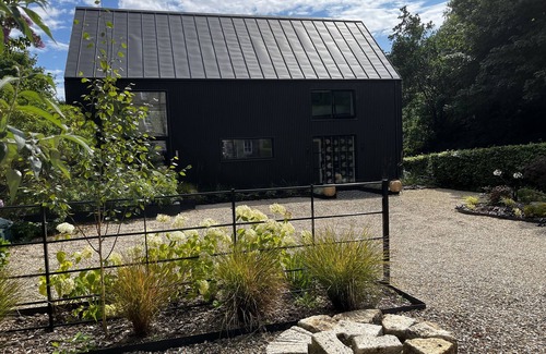 Nohoval House | new barn ,next to stream , 2 min walk to the beach