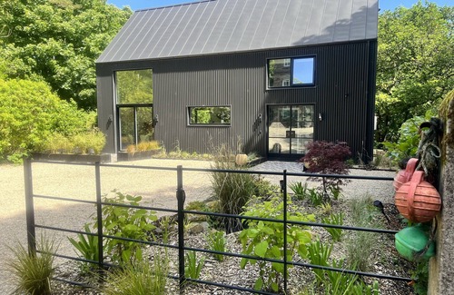 Nohoval House | new barn ,next to stream , 2 min walk to the beach