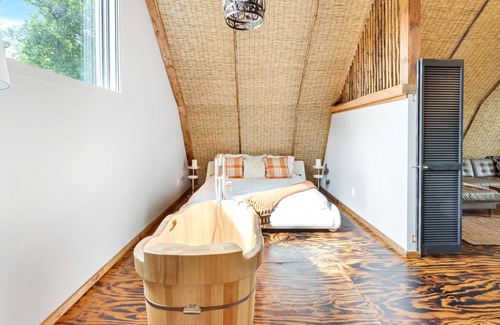 Sugar Grove House | NEW! Barn on private petting zoo farm with Hot Tub!