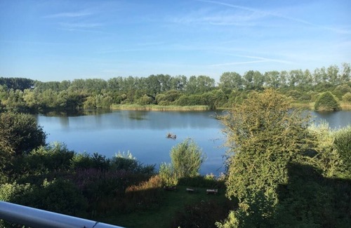Malmesbury House | *NEW* Bauhinia House: Spa Access and Lakeside Home
