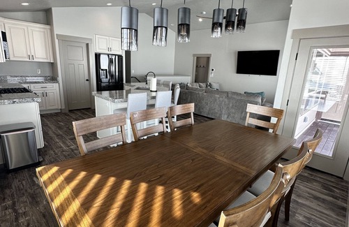 Sweetwater House | NEW Bear Lake home minutes from Garden City, GORGEOUS views, and Private Hot Tub