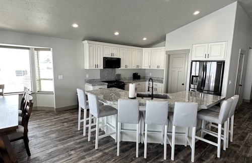 Sweetwater House | NEW Bear Lake home minutes from Garden City, GORGEOUS views, and Private Hot Tub