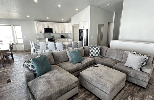 Sweetwater House | NEW Bear Lake home minutes from Garden City, GORGEOUS views, and Private Hot Tub