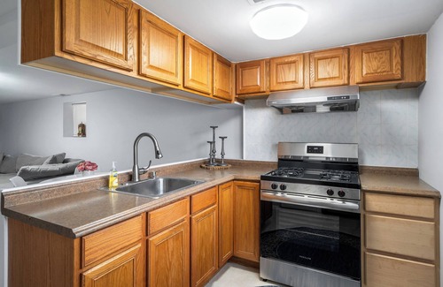 North Mayfair House | New! Beautiful 7BD Home - Sleeps 15 + 2 Car Garage
