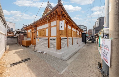Cheongunhyoja-dong House | NEW Beautiful Korean HANOK by the Palace 5BR+4BTH
