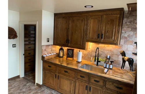 Harrisonville Cabin | *New* Beautiful Lodge sleeps 10 adults & 3 kids w/Pano Mountain Views *Hot tub*