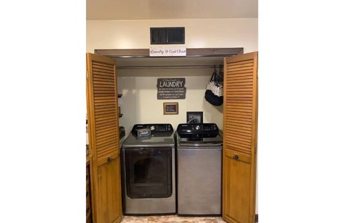 Harrisonville Cabin | *New* Beautiful Lodge sleeps 10 adults & 3 kids w/Pano Mountain Views *Hot tub*