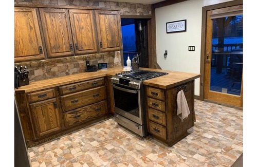 Harrisonville Cabin | *New* Beautiful Lodge sleeps 10 adults & 3 kids w/Pano Mountain Views *Hot tub*