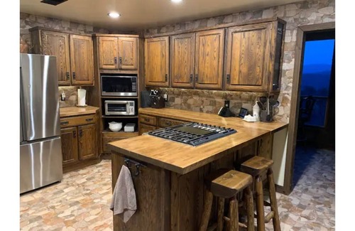 Harrisonville Cabin | *New* Beautiful Lodge sleeps 10 adults & 3 kids w/Pano Mountain Views *Hot tub*