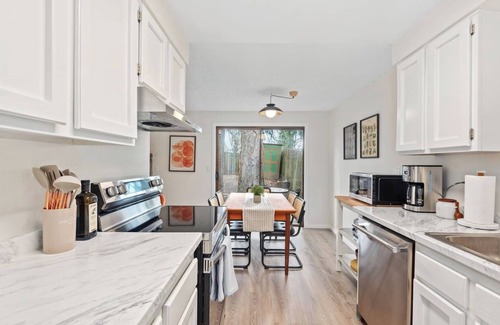Oak Hills House | New! Beaverton 2BR/2BA Fenced Backyard Extended Stays