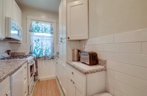 New Bedford Apartment | New Bedford Apartment ~ 4 Mi to Fort Phoenix Beach