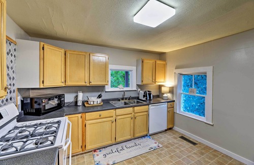 New Bern House | New Bern Home w/Yard, Grill + Walkable Location