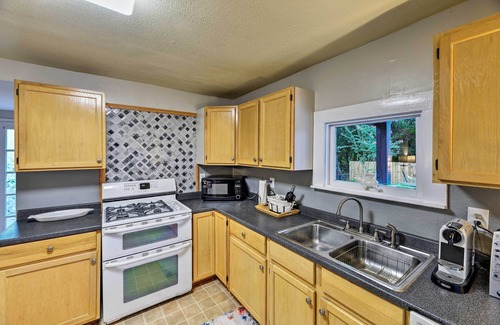 New Bern House | New Bern Home w/Yard, Grill + Walkable Location
