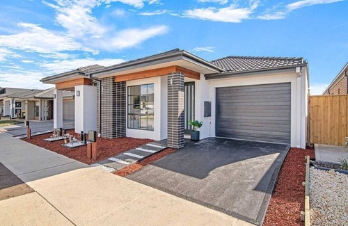 Clyde North House | New Berwick Waters Family Estate in Clyde North!