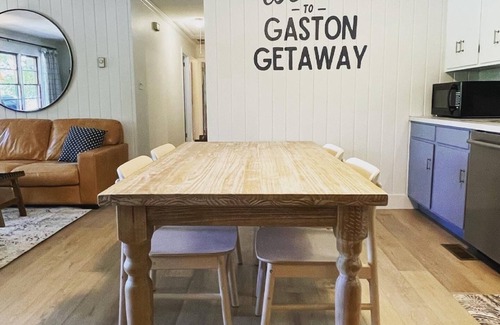 Littleton Cottage | NEW BOATHOUSE! 5Br + Flat 1 Acre Lakefront + Kayaks + Shuffleboard + Firepit