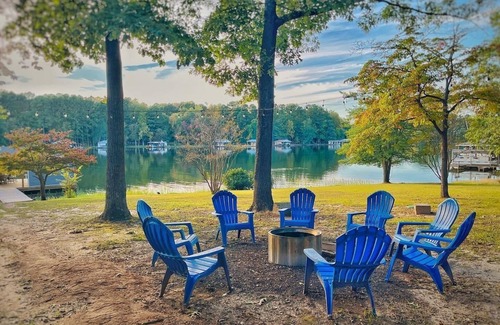 Littleton Cottage | NEW BOATHOUSE! 5Br + Flat 1 Acre Lakefront + Kayaks + Shuffleboard + Firepit