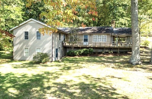 Littleton Cottage | NEW BOATHOUSE! 5Br + Flat 1 Acre Lakefront + Kayaks + Shuffleboard + Firepit