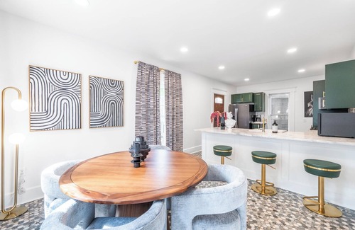 Irvington House | New, bold, thrilling & fierce! 5 miles from downtown Indy