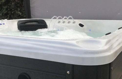 Surlingham Cabin | NEW Boutique Manor Farm Lodge sleeps 8 NEW HotTub for 8 Peaceful countryside