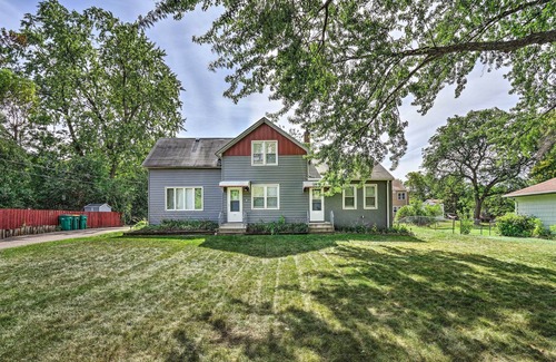 West St. Paul House | NEW! Bright St Paul Home w/ Grill, 3 Mi to Dtwn!