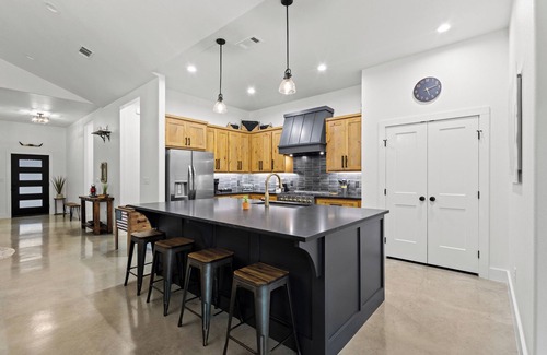 Denison House | New Build - 2 Ensuite King Bedrooms - Starlink WiFi + Roku TVs - Steps to Park