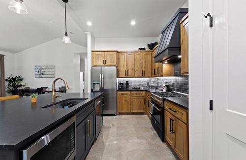 Denison House | New Build - 2 Ensuite King Bedrooms - Starlink WiFi + Roku TVs - Steps to Park