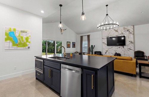 Denison House | New Build - 2 Ensuite King Bedrooms - Starlink WiFi + Roku TVs - Steps to Park