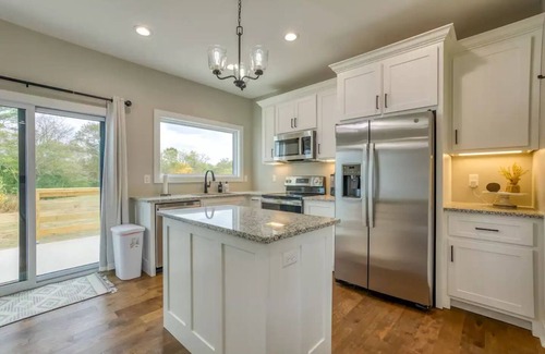 Muscle Shoals House | New Build and Modern Retreat near RTJ Golf Course with Game room and bunkbedsn